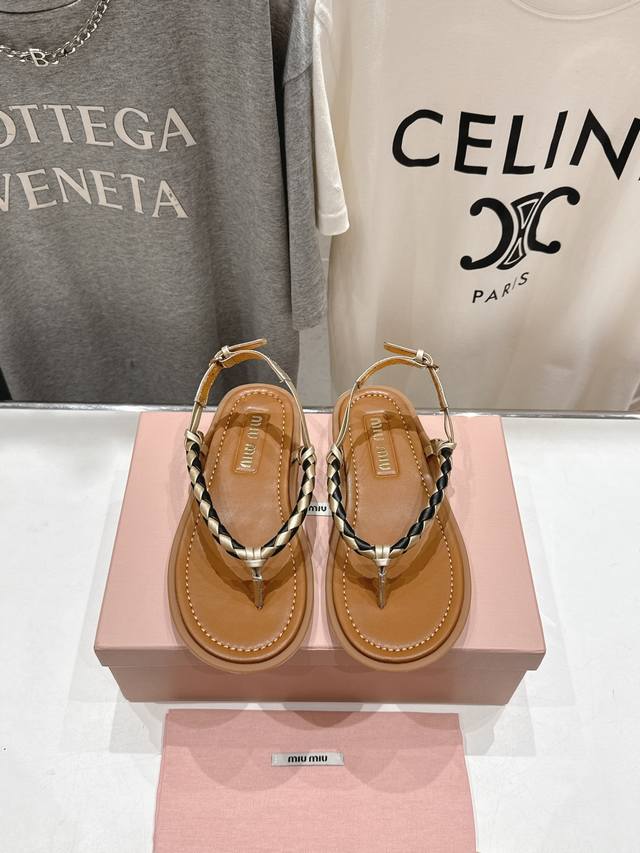 高版本出厂 Miumiu缪缪2025Ss仙女简约风夹脚凉鞋夏季百搭款。舒适又好穿，上脚显白 怎么穿都好看，今夏时髦精最爱～ 全球最火夹趾凉鞋， 出现在各大时装杂