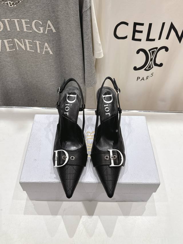 高版本出厂 Dior*迪奥D家2025Ss春夏新款布洛克风高跟凉鞋！顶级版本～ 超美的脚踝扣上脚超仙儿尖头设计巨拉长腿型 鞋头大Cd扣设计简约又不失甜美 原版羊