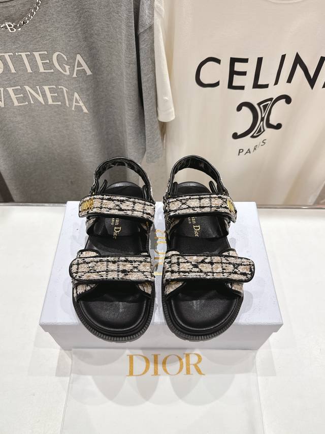 高版本出厂 高品质 Dior*迪奥D家2025Ss春夏新款魔术贴沙滩凉鞋～ 经典版型 搭配贴合脚型的内底，采用格外轻盈、舒适的特殊面料制作。鞋面饰带采用魔术贴开