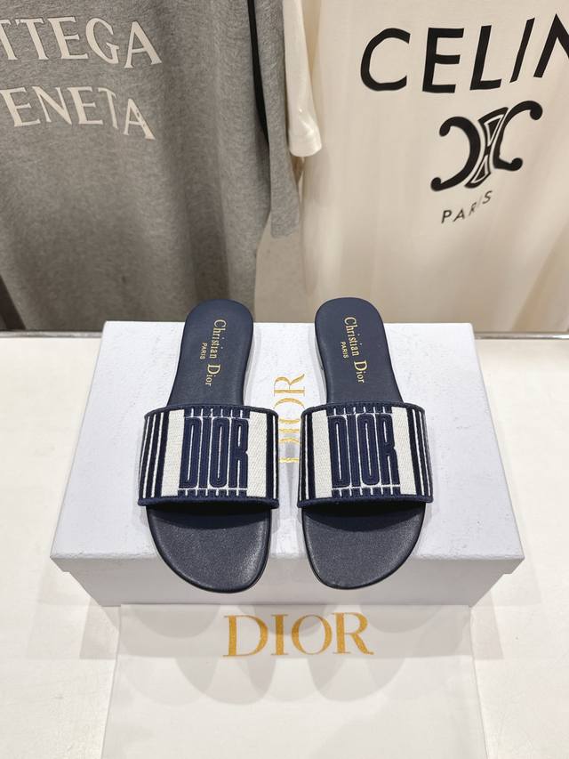 高版本出厂 Dior*迪奥D家2025Ss春夏新款仙女风厚底拖鞋 1:1原版复刻 市面上最高版本 各路时尚博主刷爆小红书！超时髦又充满高级感的单品！轻松打造造高