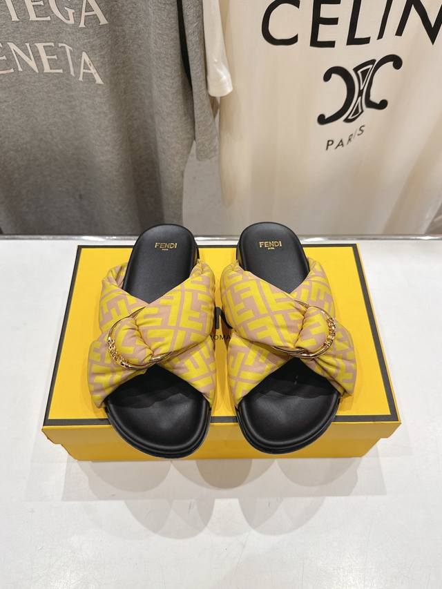 高版本出厂价Pp 布面 Fendi* 芬迪 2025Ss 夏季新品Ff老花拖鞋 上街穿搭的不二之选 专柜买断货的爆款 经典老花设计，搭配Ff Baguette装