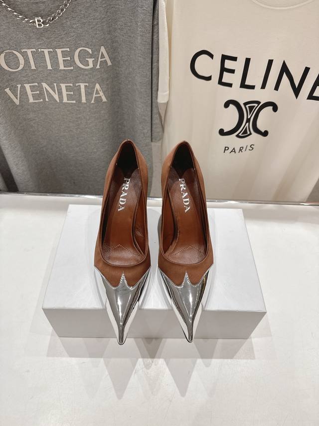 高版本出厂 Prada* 普拉达25Ss春夏新品玛丽珍尖头高跟鞋单鞋时装鞋 原版购入1:1开发，细节完美，上脚舒适可任意配搭春夏的美饰服丽，精耐致看 鞋面：进口