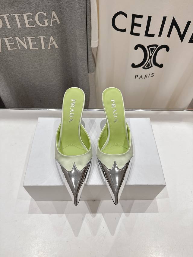 高版本出厂 Prada* 普拉达25Ss春夏新品玛丽珍尖头高跟鞋拖鞋 原版购入1:1开发，细节完美，上脚舒适可任意配搭春夏的美饰服丽，精耐致看 鞋面：进口漆皮+