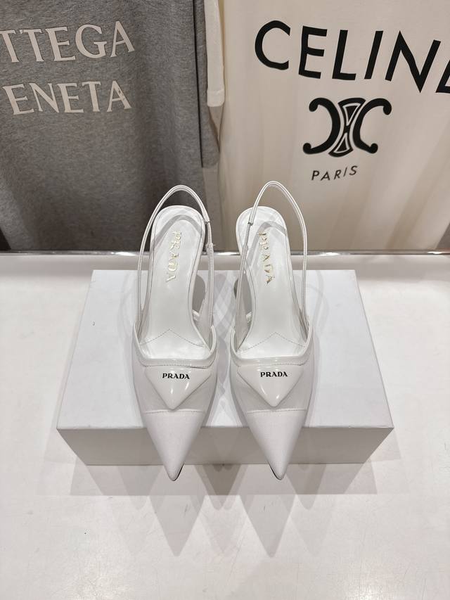 高版本出厂 Prada* 普拉达25Ss春夏新品玛丽珍尖头高跟鞋凉鞋时装鞋 原版购入1:1开发，细节完美，上脚舒适可任意配搭春夏的美饰服丽，精耐致看 鞋面：原版