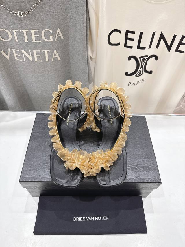 高版本出厂 Dries Van Noten*小众潮牌25Ss春夏新款高跟夹脚凉鞋系列！秀场主推款～ 这季春夏系列设计独特！带弧度的香蕉跟，趣味十足可可爱爱，却又