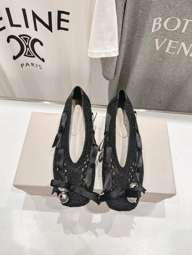高版本出厂 Simone Rocha 25Ss新款Sr镂空编织平底芭蕾舞鞋 超级仙女范的编织芭蕾舞鞋，鞋子蛮有看点，手工编织鞋面 搭配蝴蝶结丝带、小铃铛点缀设计
