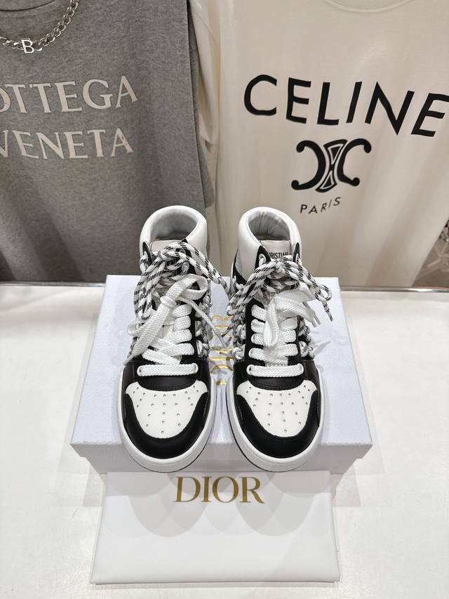 高版本出厂 高帮 Dior* 迪奥D家2025Ss系带新款学院风休闲时尚高帮休闲运动鞋 原版购入开发做货，精心制作。鞋面侧边镂空设计风格搭配超级时尚，细节也增添