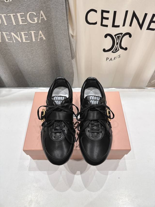 高版本出厂 Miumiu 缪缪G027Miu Miu X New Balance联名款运动鞋 2025早春发售前先近赏同样是在十月的巴黎时装周，又被眼尖的粉丝们