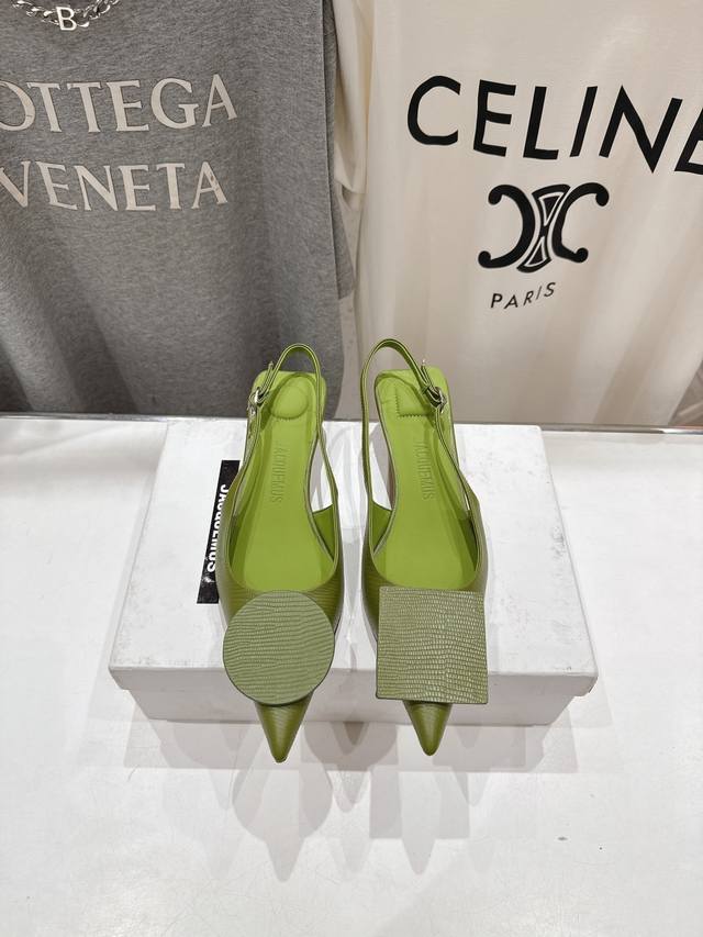 高版本出厂 Jacquemus 25Ss春夏 方跟小尖头凉鞋肯豆同款！ 一如既往极简优雅路线 超级好看，恰到好处的小尖头搭配4Cm小方跟 又稳好走！可攻可守 时