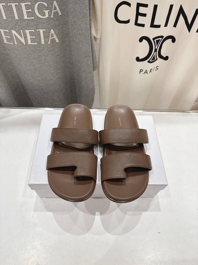 高版本出厂 The Row 2025Ss春夏爆款平底人字拖夹脚拖鞋 非常舒服的平底夹脚拖鞋，极简设计理念，版型显瘦好穿颜值与实用性并存 鞋面：原版定制头层牛皮