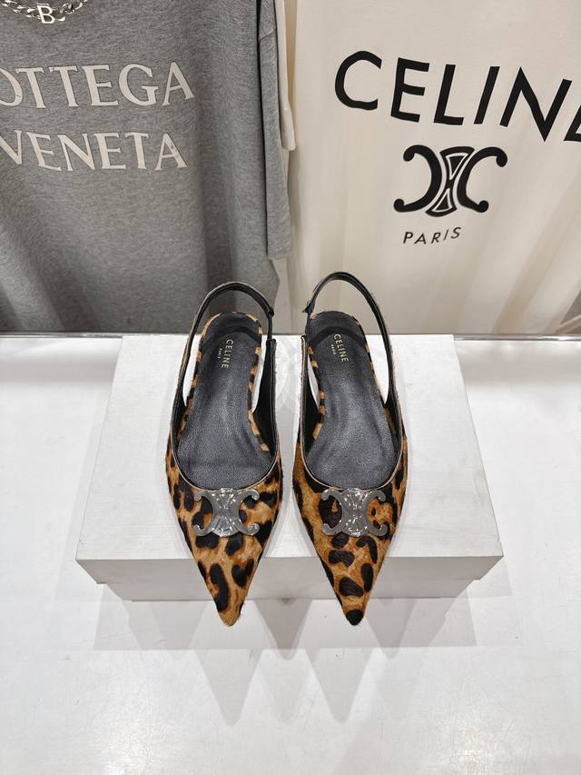 高版本出厂 Celine 赛琳25Ss 早春最美黑银尖头平底鞋小凉鞋～ 思琳标志性的五金扣高级优雅 上脚显瘦得来超有气质～百搭日常着用都是一绝的单品！小平跟轻松