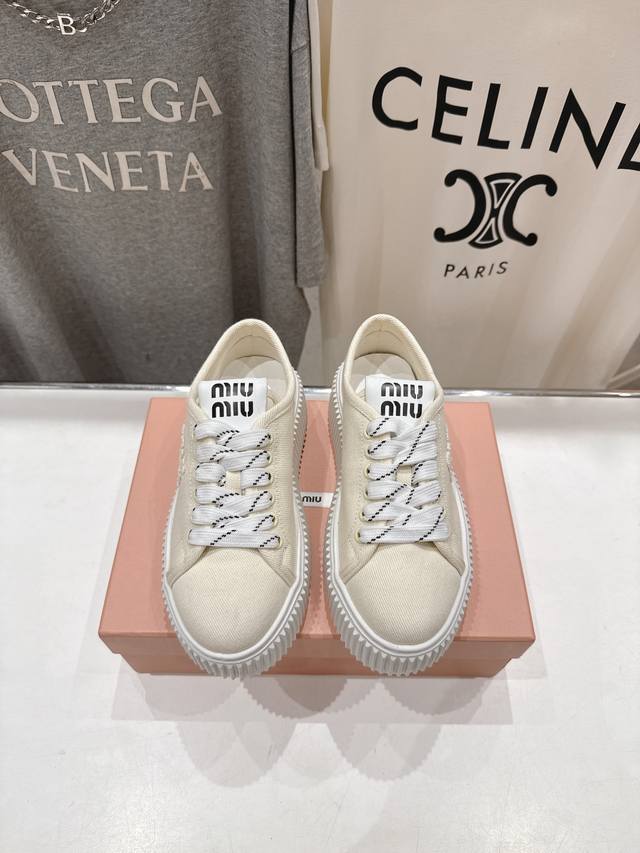 高版本出厂 Miumiu*繆繆25Ss New Arrival～Miu家2025Ss走秀款系带帆布鞋德训鞋休闲鞋 这款系带休闲运动鞋妥妥的美式休闲风格～ 日常穿