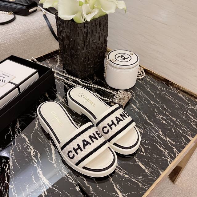 专柜 正品级 版本！！ 这款蜜儿拖真的靠抢，专柜断货王，超V首批拿到，现在专柜很难买到，各大博主也强烈推荐，上脚更是要沦陷了超级爱，光脚丫穿配袜子都好看，简直就