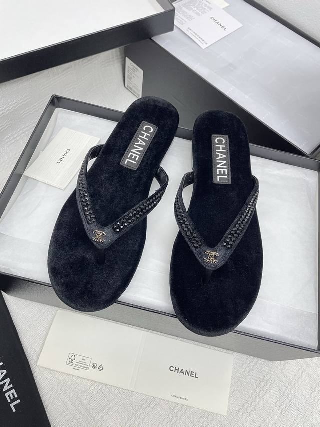 代购级Chanel~~香奈儿2025春夏季最新款人字拖 夹趾拖鞋 沙滩凉鞋 小香风爆款夹趾人字拖鞋~~无法抗拒的可爱小双C水钻金属Logo点缀，加上毛绒绒的绒布