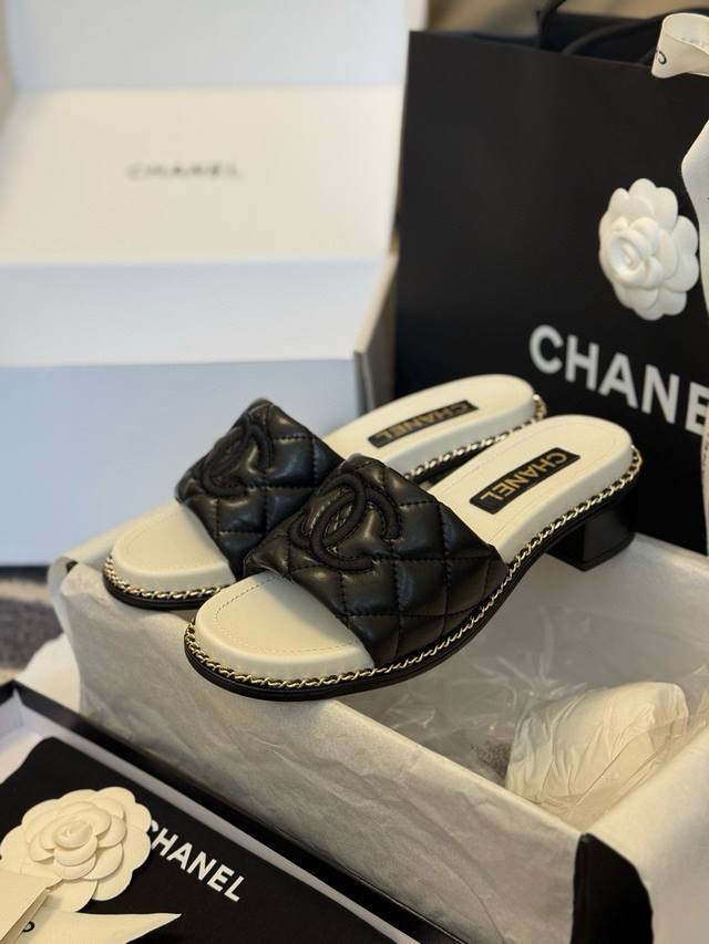 飞机盒10 代购级Chanel 香奈儿2025双C链条拖鞋 众多明星网红上脚，国内外博主刷爆的一个百搭系列，春夏衣橱搭配必备 凉鞋首选. 鞋面：进口超柔羊皮 内