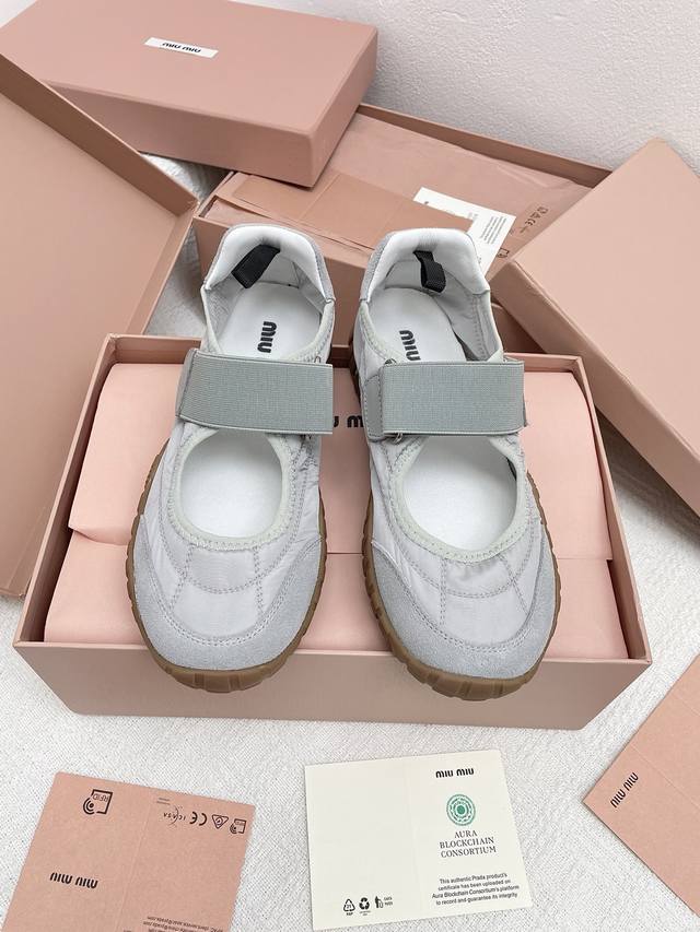 不带飞机盒顶级版本Miu Miu 25Ss 春夏新款走秀Miumiu 德训鞋 魔术贴玛丽珍鞋 休闲鞋秀场工艺来自Miu Miu系列的细节特写 新季的潮流此刻挚爱