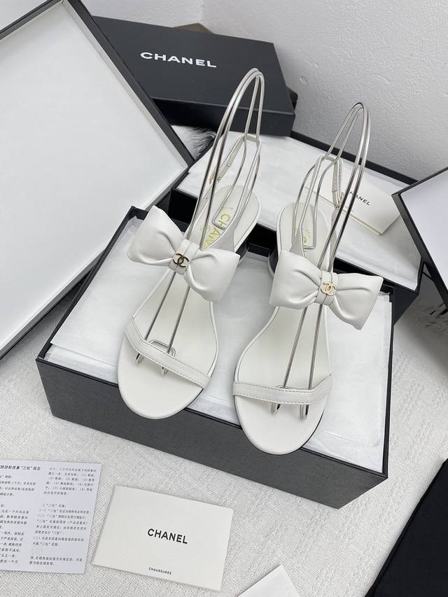 顶级版本Chanel香奈儿2025新款粗跟蝴蝶结凉鞋 很经典百搭的设计 无论什么场合都可以完美Hold住，任何身高都能驾驭的高度 ，且不失气场和魅力 ，特色在于