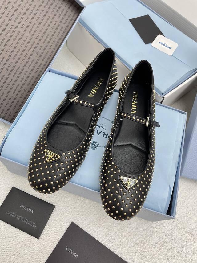 钉子款 全套包装带飞机盒 Prada 普拉达 经典春夏新款三角标芭蕾舞鞋单鞋 美到犯规 集性感与可爱于一体，不得不说他家太会拿捏精致感了，尖头也是无敌显腿长 不