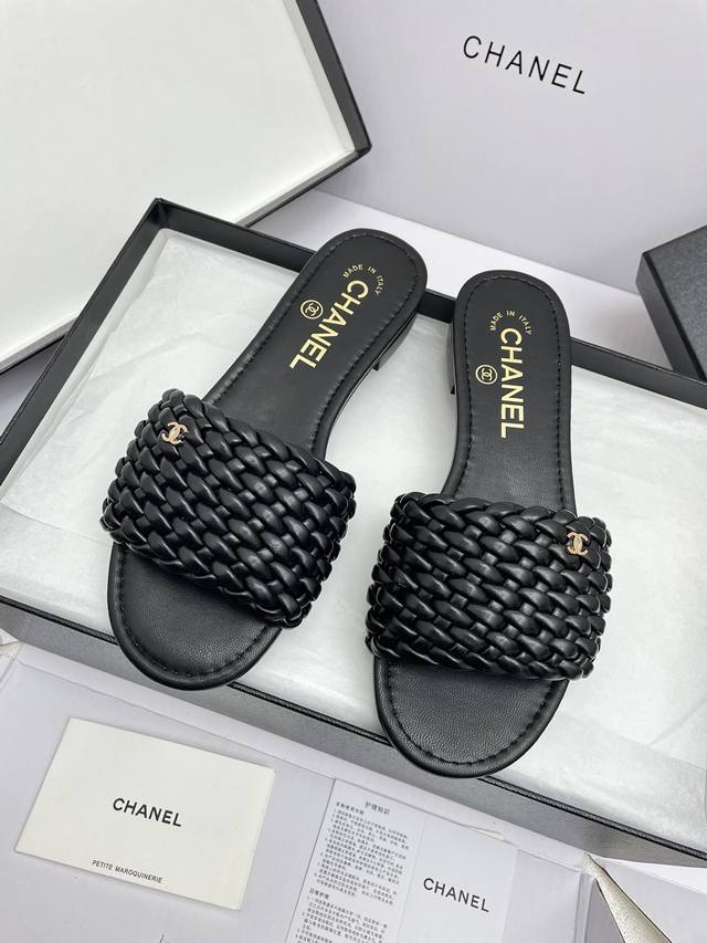 飞机盒10 顶级版本代购级Chanel香奈儿2025早春新款编织平底拖鞋 专柜简直疯抢了，质感上脚是非常柔软舒服的。经典的黑白配，超级百搭。 面料:专柜原版编织