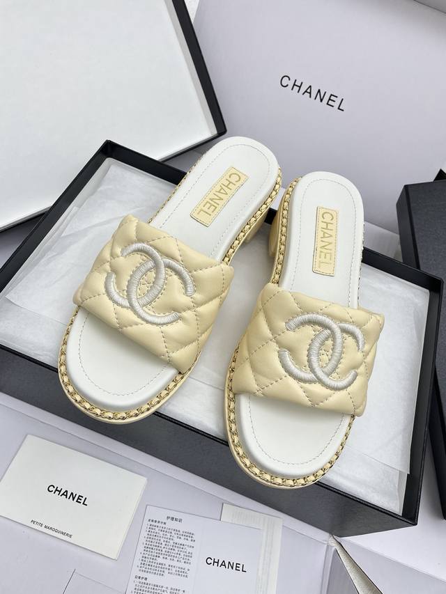 飞机盒10 顶级版本代购级Chanel香奈儿2025早春新款双C链条粗跟拖鞋 专柜简直疯抢了，质感上脚是非常柔软舒服的。经典的黑白配，超级百搭。 面料:水晶羊皮