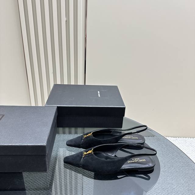 顶级品质Saint Laurent 圣罗兰Lee金属扣单鞋 Ysl姐姐的美丽尤物高跟鞋 又是人间圣罗兰 Rose同款的小方头 高跟鞋化很好修饰脚型，奢华金属链