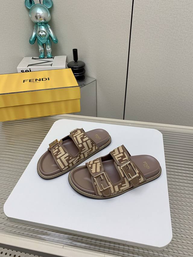 出厂 高版本 Fendi 25Ss 芬迪系列平底拖鞋 每年必备Ff拖今年还加了新的系列，美到无法言喻 绝好的穿着舒适感可是经典必备，各种风格搭配都Hold的住！
