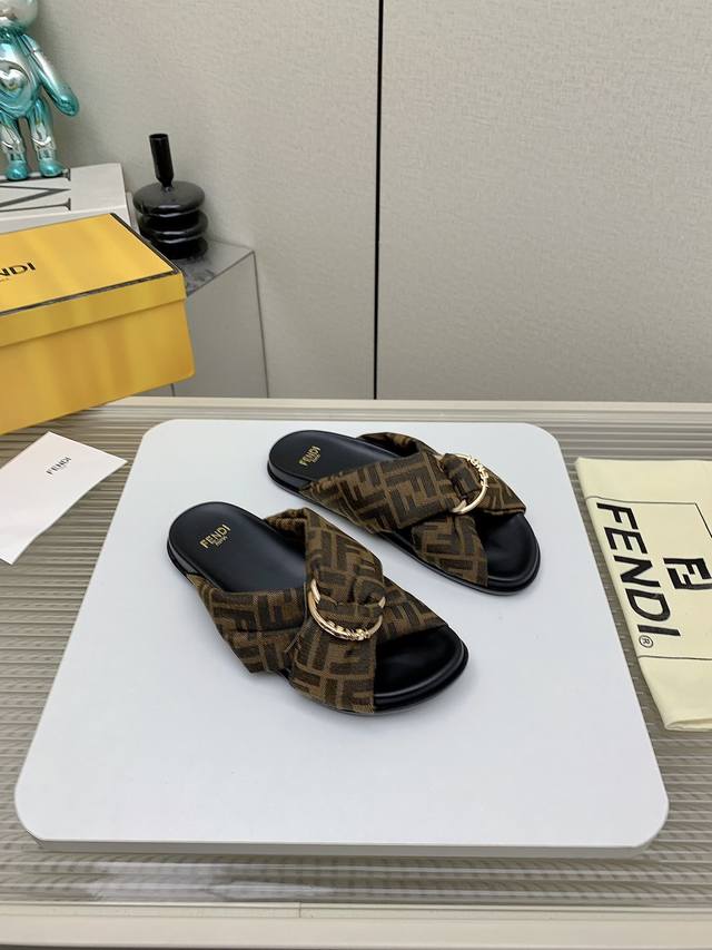 出厂 高版本 Fendi 25Ss 芬迪系列平底拖鞋 每年必备Ff拖今年还加了新的系列，美到无法言喻 绝好的穿着舒适感可是经典必备，各种风格搭配都Hold的住！