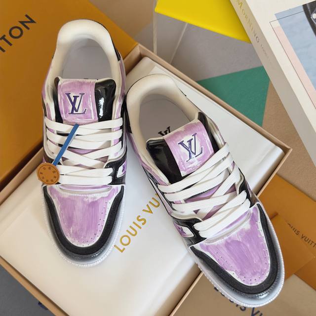 顶级版本：情侣款 Lv Tarine路易威登L家 驴牌 情侣款 休闲 运动鞋 滑板鞋 原版购入开发 做货 本款Lv Trainer 运动鞋选用牛皮革塑造繁复鞋面