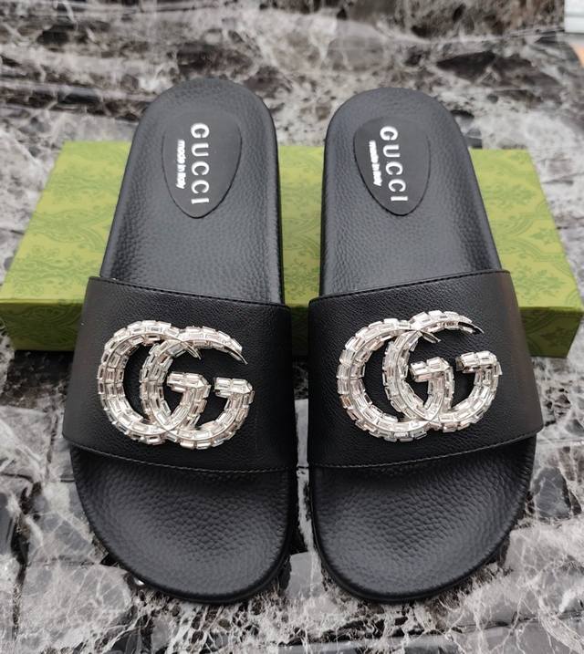 全年有货 价格 ，男女同款，情侣款Gucci 古奇』拖鞋，万众瞩目的一款 美到即可融化你们的心，！简直就是鬼斧神工的杰作 人手必备的一款，开模制造 脚感Q弹超柔
