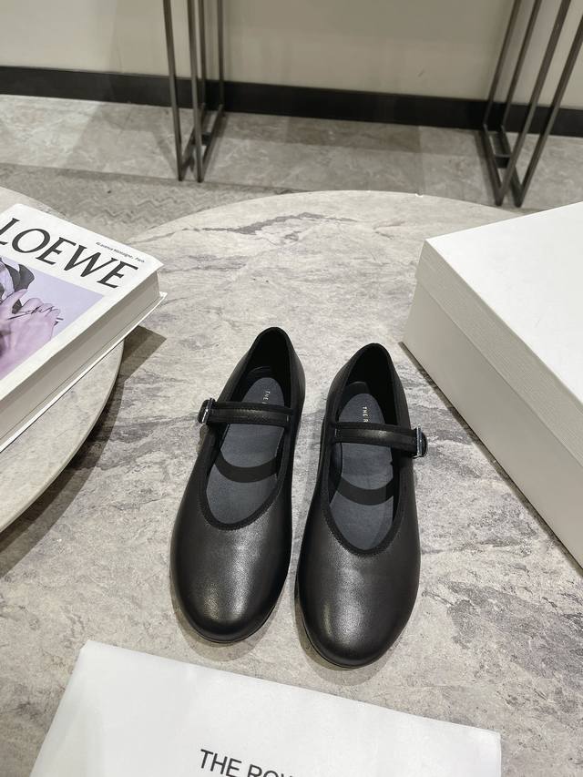 The Row Ssnew Arrival～ The Row 玛丽珍鞋新品，极致简约但调性十足！ 小羊皮材质，羊皮里垫脚 软糯舒适！真皮注塑大底！ 码数：35-