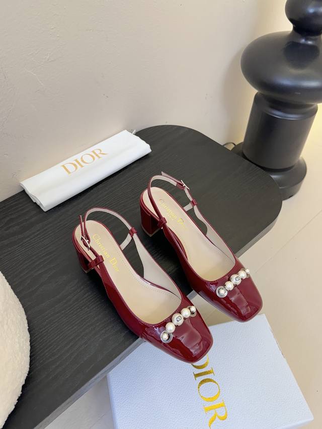 Dior 迪奥经典菱格玛丽珍鞋 最近超火的菱格系列 上脚美到爆炸 炒鸡好穿 鞋面采用进口漆皮 内里踮脚均为羊皮 意大利进口真皮大底 码数：35-39 34 40