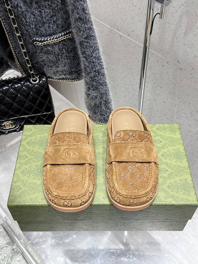 顶级版 Gucci 2025新品厚底互扣式刺绣大G横带穆勒鞋 勃肯半拖 官网同步 原版一比一复刻 最高版本 全新系列聚焦基础廊形与经典细节 这款便鞋选用品牌独具