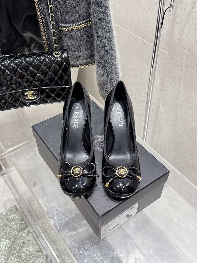 小众潮牌Versace 范思哲2025春夏新款蝴蝶结圆头玛丽珍高跟单鞋 米兰秀场同简约干练的版型，童话般的亚特兰蒂斯或神奇的海洋主题，明亮的彩色配色，鲜艳的颜色