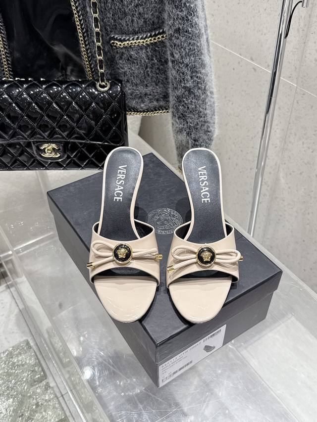 小众潮牌Versace 范思哲2025春夏新款蝴蝶结圆头玛丽珍高跟单鞋后空凉鞋高跟拖鞋 米兰秀场同简约干练的版型，童话般的亚特兰蒂斯或神奇的海洋主题，明亮的彩色