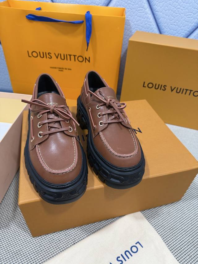 代购级Louis Vuitton 春夏Lv 路易威登秋冬新款复古厚底鞋系列 乐福鞋 可爱十足非常减龄，完全不害怕显腿短，穿上后显得腿又瘦又直，超级推荐！ 简约好