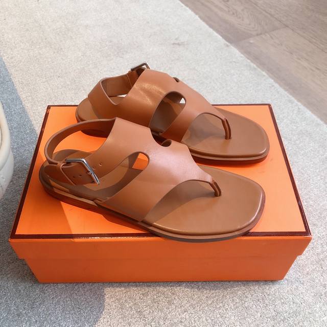 hermes... A Eclair 2025新色+爆款系列 版型超正，有一定厚度增高显腿长！透体透气 舒适的小牛皮 春夏拼色兼具颜值舒适度的单品！ 渠道货源