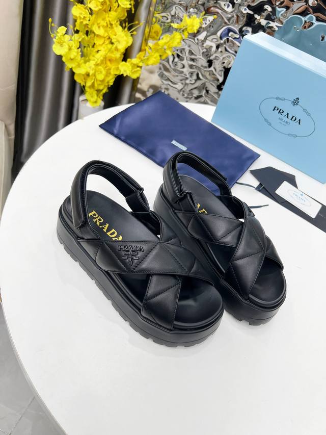 Prada2025魔术贴拖鞋开春的第一款鞋子！普拉达自带的减龄感[害羞R] 进口羊皮面 内里羊皮 5Cm的大厚度，矮个子的心头爱呀 尤其是白色真的很百搭！3色供