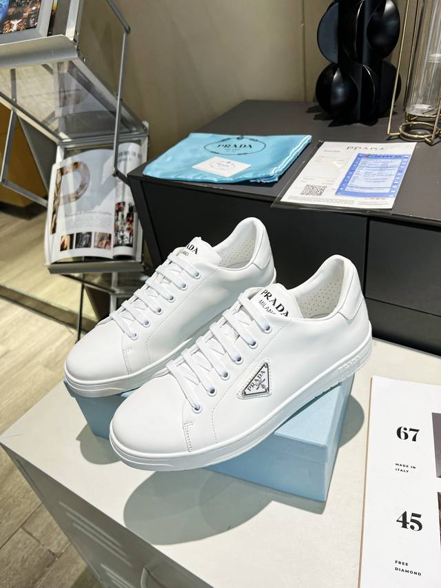 p 普拉达 Prada.. 顶级版本，情侣款，套楦工艺，油边工艺，面料：高档牛皮，内里：牛皮，掂脚：牛皮，35--46码，