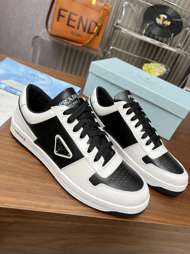 p 新款 普拉达 Prada.. 经典款，新增加的颜色，情侣款来的 35-45