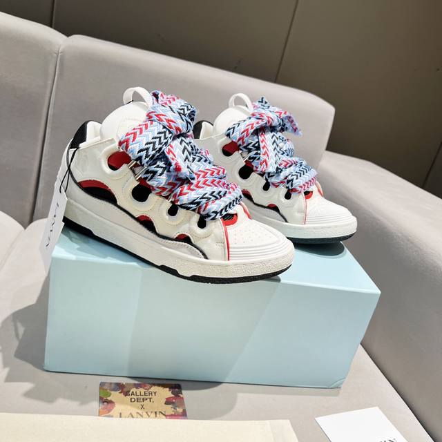 lanvin × Gallery Department 联名款限定系列；沉稳、笃定、活泼、经典与潮流、成熟与青春；诠释多面魅力组合构成一个五彩斑斓的艺术品浪凡情