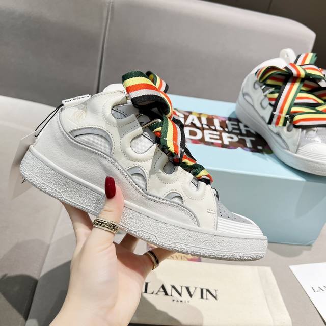 lanvin × Gallery Department 联名款限定系列；沉稳、笃定、活泼、经典与潮流、成熟与青春；诠释多面魅力组合构成一个五彩斑斓的艺术品浪凡情