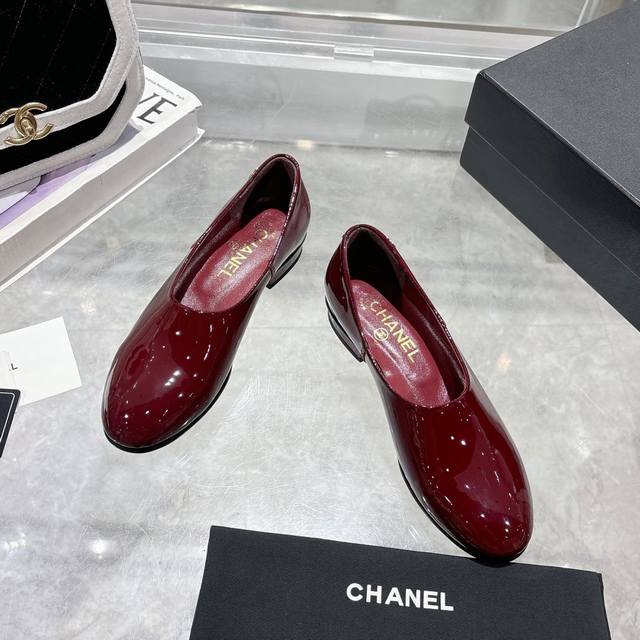 25C早春新款 Chanel香奈儿 乐福鞋 ；面料：漆皮：颜色黑色；白色；酒红，码数：5-40； 定做41定做不退换 出厂价Pp，橡胶底： 真皮底+40