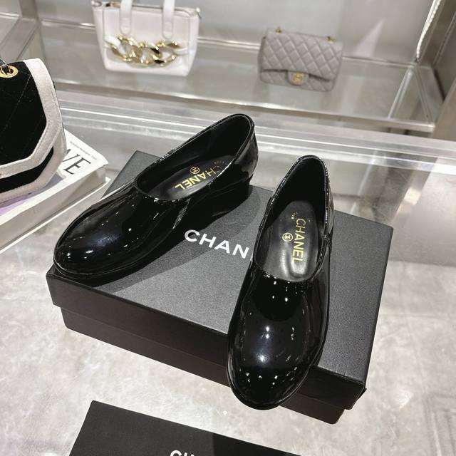 25C早春新款 Chanel香奈儿 乐福鞋 ；面料：漆皮：颜色黑色；白色；酒红，码数：5-40； 定做41定做不退换 出厂价Pp，橡胶底： 真皮底；