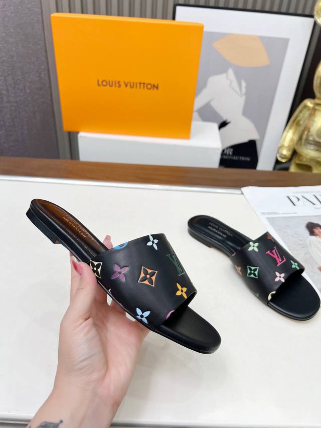 louis Vuiton2025春夏最新款 本款 凉拖出自路易威登 X 村上隆再版系列，为全幅 Monogram 图案浸染彩虹色调，令品牌经典元素舒展日本艺术家