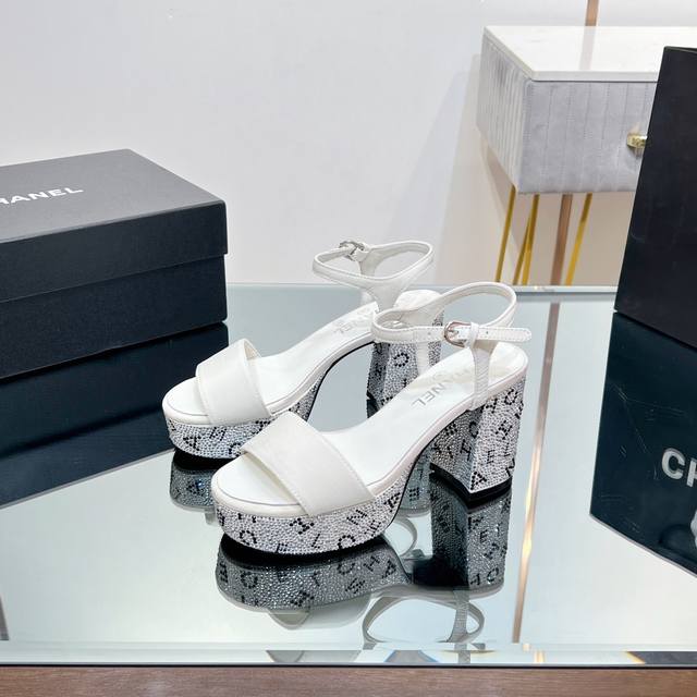高版本 太美啦Chanel新款水钻厚底拖鞋高跟防水台凉拖鞋、凉鞋 真的太美啦吧！ 香奈儿属于夏天的颜色 仙女必备爆款 太喜欢这双鞋了 Chanel24松糕布面刺