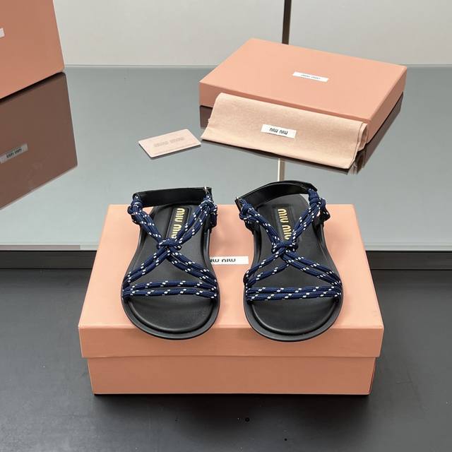 厂价 Miumiu 2025P春夏新款火爆走秀款度假风平底凉鞋 Miumiu缪缪 最新细带凉鞋 夏天时髦巅峰 ～ 彩色编织绳 简约又时髦 夏天的颜色好搭配 太美