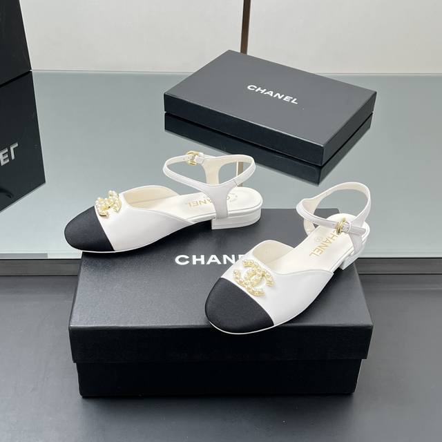 高版本 正确高版本！官网同步Chanel 2025新款 平底玛丽珍 拼色包头凉鞋 香奶奶家一贯的优雅名媛气质 高级感十足 上脚非常Nice～ 不管光脚穿或搭配裙