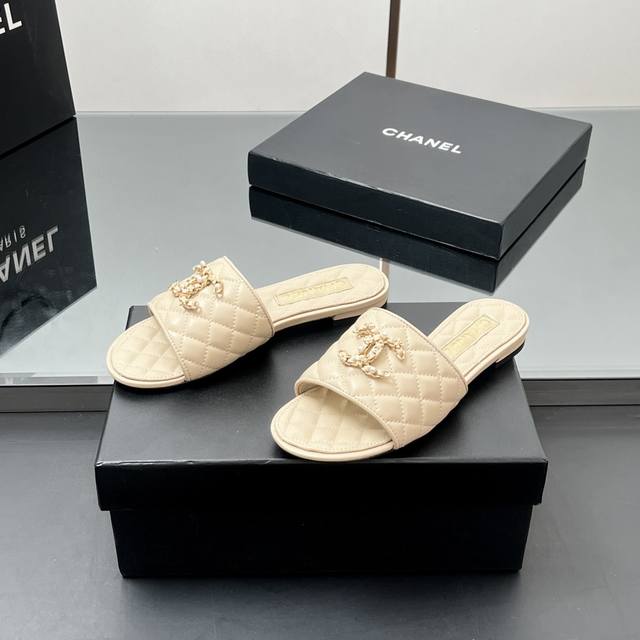 主推款 顶级品质！Hanel香奈儿 经典款 平底 粗跟中高跟菱格双C扣拖鞋 一系列实穿的日常必备款式，可随心搭配，打造多样风格，鞋身不规则菱格双.C构成，每一个