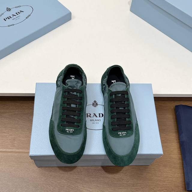 工厂P价P 女 、男10。 高品质 ！！Prada 普拉达新款德训鞋，Collapse再生尼龙与绒面皮革弹力运动鞋 女士芭蕾舞鞋 鞋垫加厚小羊皮，踩上去无比舒适