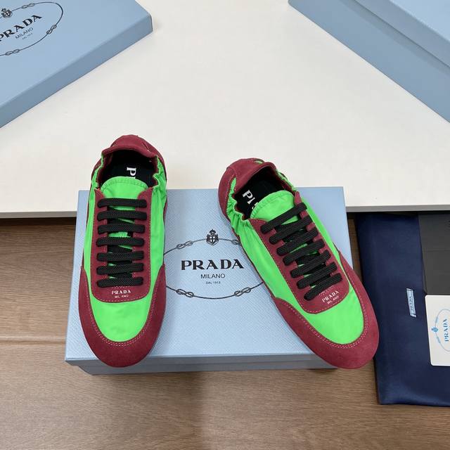 工厂P价P 女 、男10。 高品质 Prada 普拉达新款德训鞋，Collapse再生尼龙与绒面皮革弹力运动鞋 女士芭蕾舞鞋 鞋垫加厚小羊皮，踩上去无比舒适，有